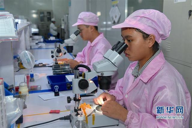 7月27日,位于莆田的一家光电产品公司的工人在生产光电产品.